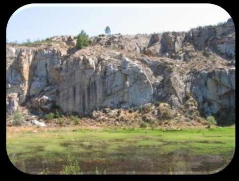 Esta pedreira teve em actividade durante a construção da barragem de Fratel e o granito aqui