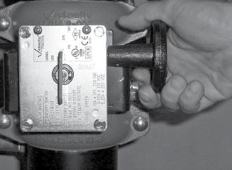 3 10. Abra completamente a válvula de controlo principal da alimentação de água (3). A válvula de esfera da linha de alarme tem de estar aberta para permitir a ativação dos alarmes.