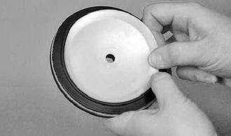 Verifique se o diâmetro mais pequeno do anel de vedação fica voltado para a superfície onde assenta o vedante do tampão. 10.