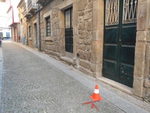 230m 1º km Na Rua Gravador Molarinho, alinhado com início da porta que se encontra entre o nº