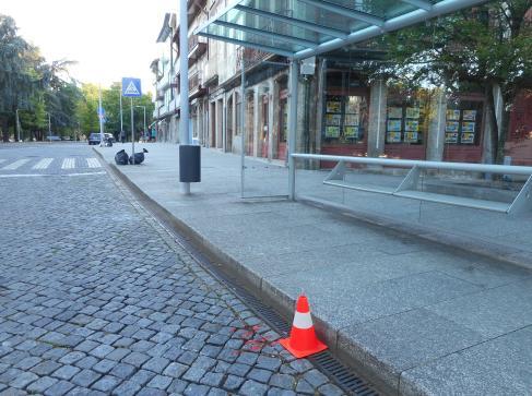 192m 2º km Na Alameda de São Dâmaso, no sentido contrário ao do trânsito, 3,70m após o início