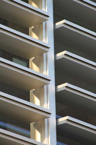 SISTEMA QS QS sistema de lâminas quebra-sol O sistema QS foi desenvolvido para proteger as fachadas dos edifícios da incidência directa da radiação solar.