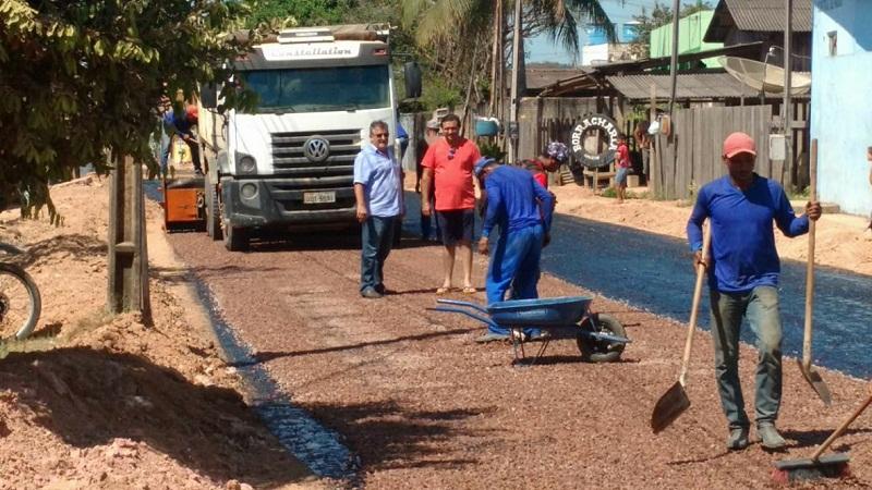 Prefeito Macarrão acompanha os serviços de asfalto A pavimentação da Rua Tiradentes já é uma antiga reivindicação dos moradores que sofriam com a poeira e o barro.