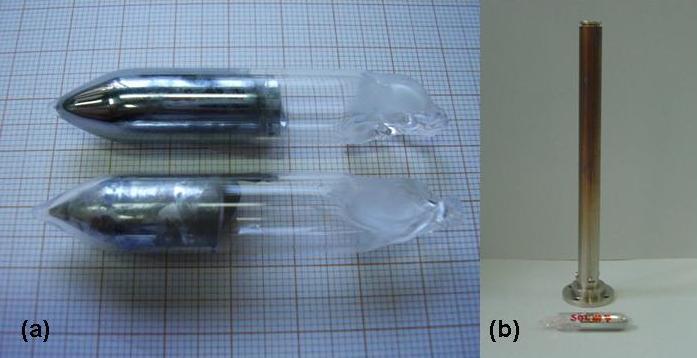 Figura 3 (a) Ampolas de quartzo contendo as ligas de PbSn e PbTe; (b) Porta amostras de aço para proteção das ampolas de quartzo. Figura 4 Forno de nas posições inicial e final durante o experimento.