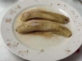 Em um refratário coloque duas bananas inteiras ou duas fatias de abacaxi em meia lua e adicione meia colher de açúcar e uma pitada de canela em pó.