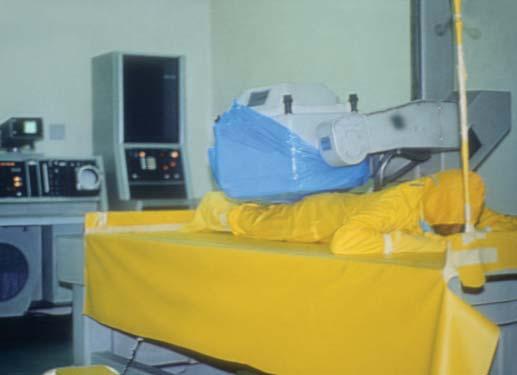 Navigator Especial Paciente realizando cintilografia, onde observa-se os cuidados de radioproteção com o equipamento ou seja, consiste na prévia forração com plástico dos assentos, macas, camas,