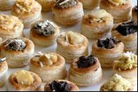 CANAPÉS QUENTES C1 Vol auvent 25 vol au vents recheados com um tipo de cobertura a ser escolhida entre as deliciosas sugestões abaixo descritas. (Consulte-nos para outros sabores!