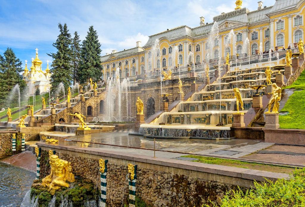 15 PETERHOF E TSARSKOYE SELO O que você irá fazer Veja o impressionante Palácio grande em Peterhof e sua incrível mistura de estilos barroco e clássico Passeie pelos jardins imponentes e ver as