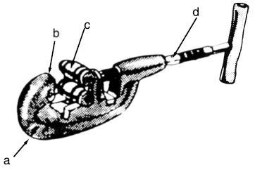 35 Figura 63 Arco de serra. Corta-tubos cortar, rapidamente, eletrodutos rígidos metálicos. 1 Corpo (a). 2 Navalha circular cortadora (b). 3 Roletes (c). 4 Cabo móvel com parafusos de ajuste (d).