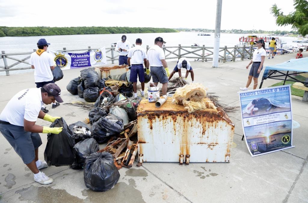 . Durante a iniciativa também foram distribuídos 50 coletes salva-vidas para a Associação de Pescadores, numa medida de conscientização para o