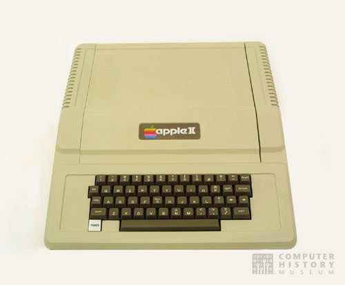Apple II 1977 Arquitectura documentada Teclado, gráficos cores 6502, 1Mhz, 4 kbytes Ram (48 máx) 6502 Vic 20, Commodore 64, Atari 400 e 800 Visicalc 1979 ORGC História dos computadores slide 39 IBM