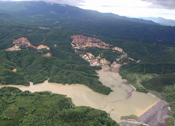 Albufeira Aratozawa Dam planar landslide Iwate Miyagi Inland Earthquake Volume of collapsed earth near the dam is