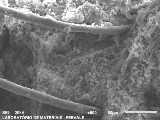 Figura 5- Micrografias de a) Argamassa com 0% de resíduo de palmilha micronizada, na idade de 28 dias, com resolução de 500 x; b) Argamassa com 15% de resíduo de palmilha micronizada na