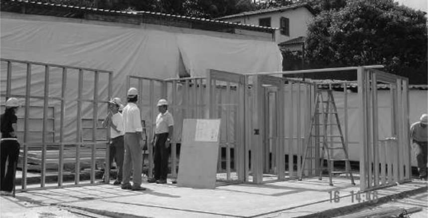 pré-fabricados fora do canteiro e montados no local (10). Alguns materiais de fechamento podem também ser aplicados na fábrica para diminuir o tempo da construção.