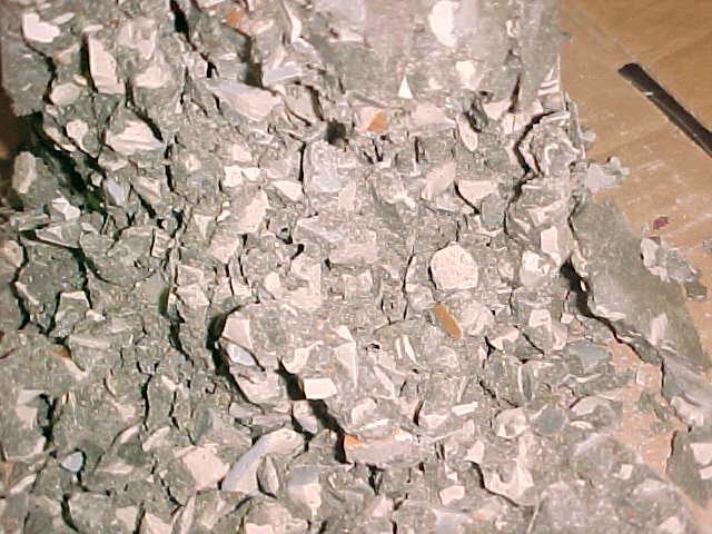 utilizam como brita, o granito ou basalto. Os resultados obtidos na determinação da resistência à compressão para o concreto CLS são também animadores.