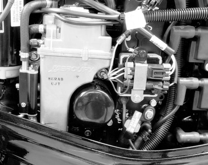MANUTENÇÃO 2. Gire o motor de pop pr que o orifício de drengem fique voltdo pr bixo. Remov o tmpão de drengem e drene o óleo do motor dentro de um recipiente dequdo.