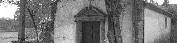 capela. Séc.XVII Capela rebocada a branco, na parte frontal apresenta inscrição referente ao séc. XVII.