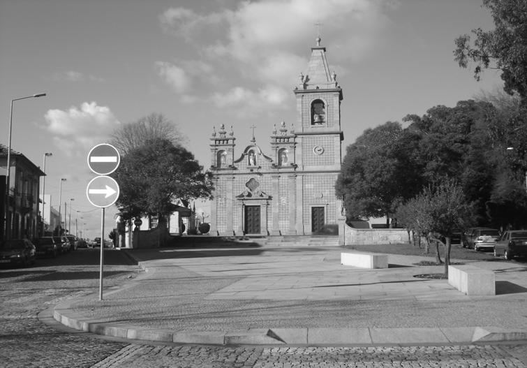 anexas. Fachada principal revestida a azulejos padronizados e dividida em três panos por pilastras.