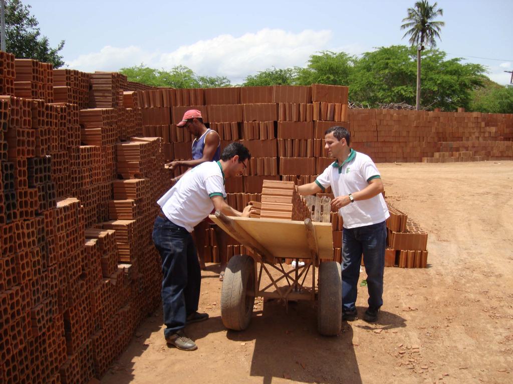 Elaborou-se um questionário a fim de identificar quais eram as marcas de blocos cerâmicos mais comercializados na região, sendo o público alvo as lojas de materiais de construção e os canteiros de