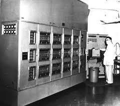 Histórico da Eletrônica As válvulas termiônicas foram substituídas pelos transistores; Transistores Mais baratos e com pouca dissipação