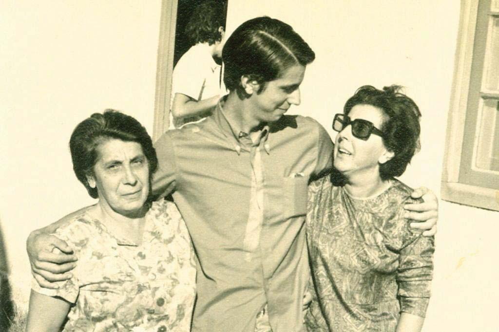 Cilon (codinome Simão) ao lado da mãe Lóia (esq) e da madrinha Elza Nascido em 1946, em São Sepé, Cilon Cunha Brum foi morar em Porto Alegre aos 17 anos.