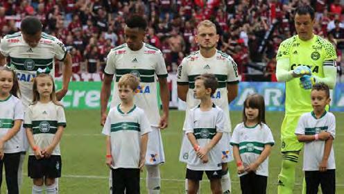 Coritiba decide lançar marca própria de camisa POR REDAÇÃO OLYMPIKUS VOLTA A APOSTAR EM PARCERIA COM ESTILISTA O estilista Alexandre Herchcovitch foi anunciado como o novo head de estilo da