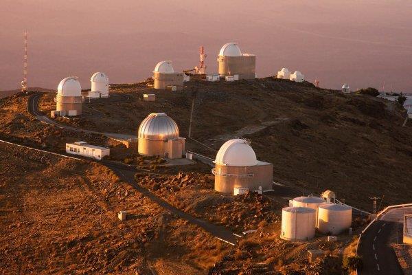 Um observatório astronômico é o local usado para observações e estudos de eventos terrestres e celestes.