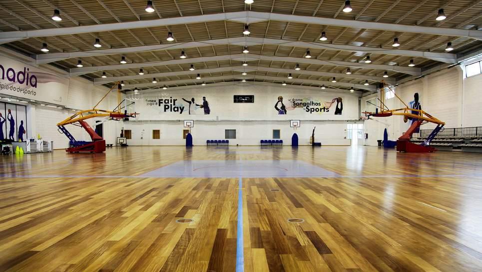 O Pavilhão Desportivo de Sangalhos é dotado de 3 campos de Basket no total com medidas oficiais, tem um