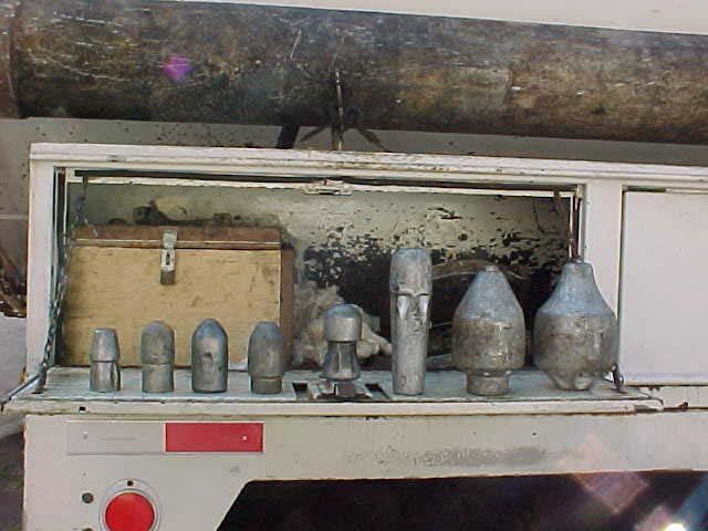Norma Técnica SABESP NTS 207 : 2003 2.2 Bomba A pressão e vazão na saída da bomba devem ser, respectivamente, no mínimo de 14 MPa (140 bar) e 200 litros por minuto.
