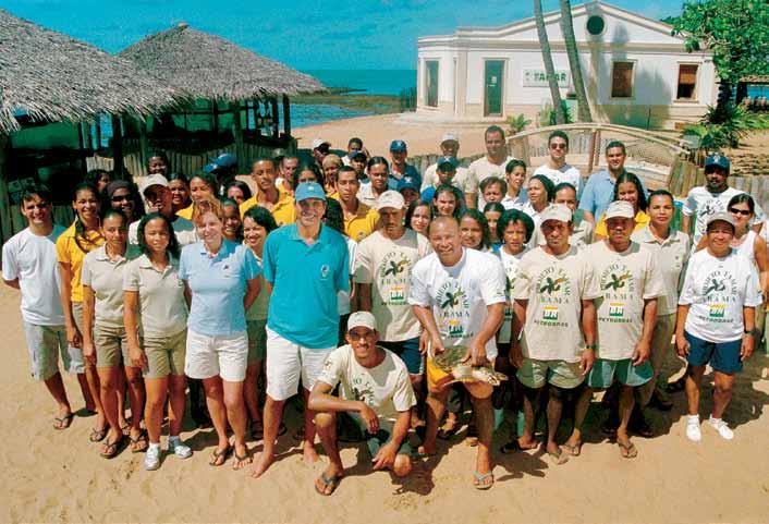 Neca e Guy Marcovaldi, ao centro da foto,com a equipe do Projeto Tamar - Praia do Forte - BA Em nossa vivência na conservação das tartarugas marinhas, temo-nos dedicado a fazer da comunidade escolar