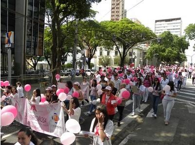 MONITORAMENTO DA CONCORRÊNCIA Unimed Londrina promove ações no mês do Outubro Rosa Exames preventivos A cooperativa contatou as clientes entre 50 e 69 anos que não realizaram o exame de mamografia