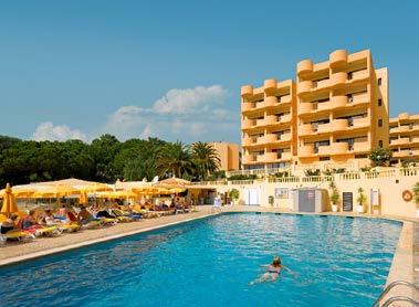 No restaurante e bares, com vista deslumbrante sobre o mar, encontra diferentes opções da cozinha Mediterrânica