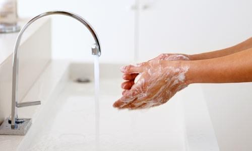 Prevenção e redução das infecções causadas pelas transmissões cruzadas. Figura 16 Cinco momentos para a higiene das mãos. Fonte: http://www.brasil.gov.