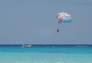 Em todas as praias haverá vendedores a lhe oferecer atividades como: - parasailing, passeios de banana-boat, jet-ski, lanchas