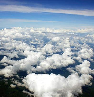 Ozono estratosférico O ozono está misturado com os outros gases atmosféricos, formando uma camada de importância vital para o nosso planeta, pois atua como filtro de radiação.