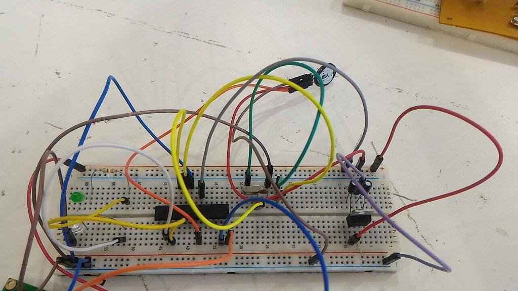 verificou-se seu funcionamento como mostra a figura abaixo: Display LCD: Painel fino usado para