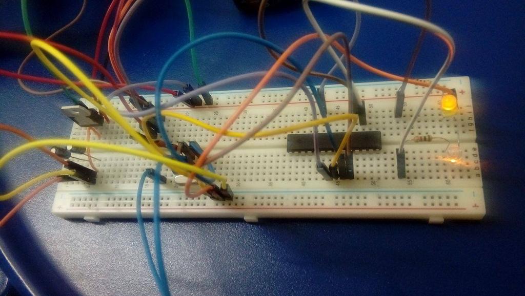 Display LCD Arduino UNO: É uma plataforma de prototipagem eletrônica de hardware livre e de placa