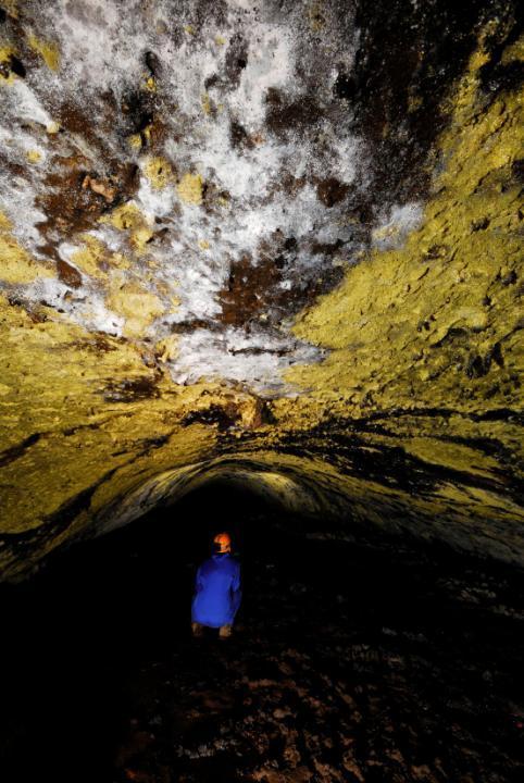 APRESENTAÇÃO Açores -região eminentemente vulcânica, com 271 cavidades identificadas até ao momento Açorianos -Desconhece-se qual a relação dos açorianos com as suas grutas