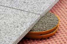 Para a colocação da cerâmica sobre as camadas de betonilha tem de ser instalado o desacoplamento e a impermeabilização Schlüter -DITRA 25. (Folha com as indicações dos produtos 7.