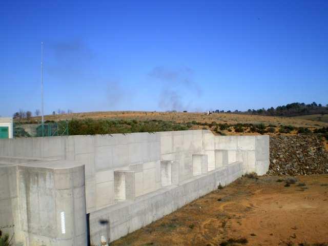 Fotografia 1 Estrutura de entrada do descarregador de cheias da barragem do Sabugal A água descarregada sobre a crista é recolhida por um canal colector, de secção rectangular, com largura variável