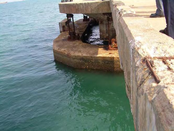 Conectada à ponte-cais mineraleira através de uma ponte de viga de suporte.