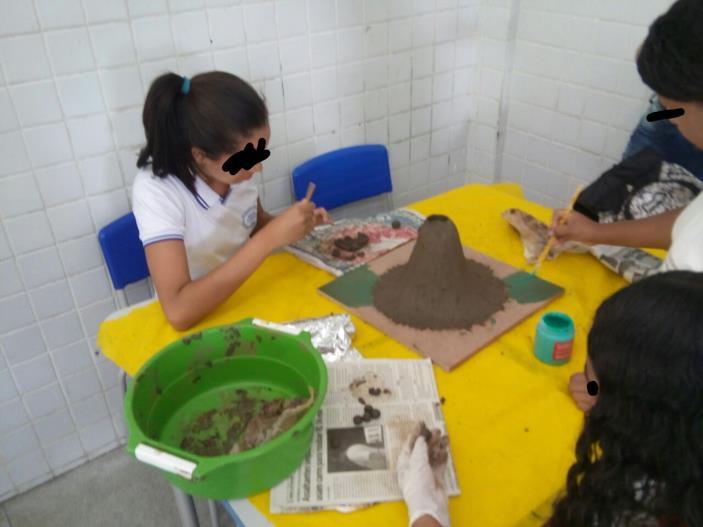 Figura 5: Confecção de maquete em sala de aula Fonte: GOME