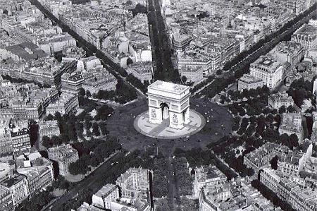 O Arco do Triunfo foi iniciado por ordem de Napoleão Bonaparte em 1806, e a Paris dos boulevares (das avenidas) surgiu a partir da reforma urbana implantada pelo barão Haussmann, prefeito de Paris