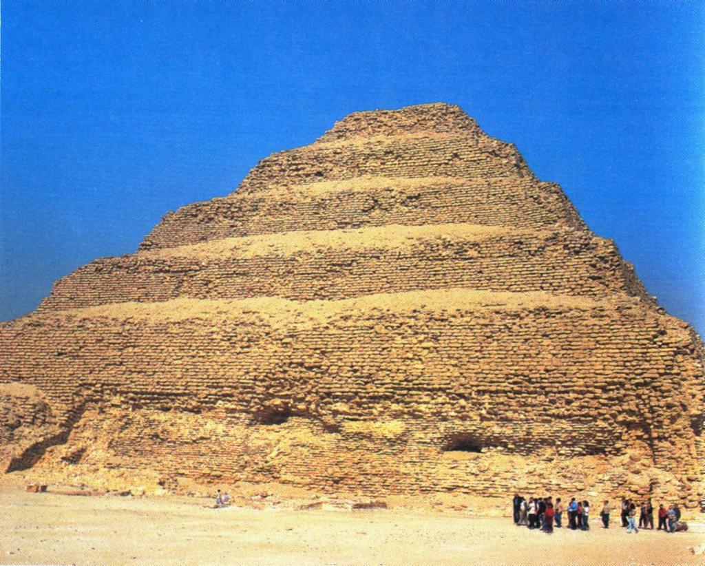 A arquitetura tumular II Pirâmide de Degraus (Saqqara) No reinado do Faraó Djoser, o arquiteto Imhotep concebeu um novo tipo de túmulo muito mais elaborado que os anteriores.