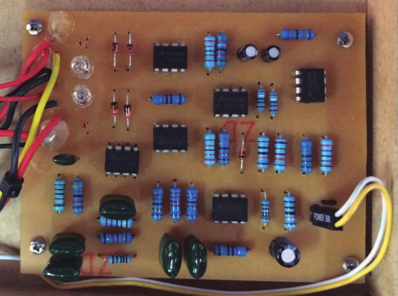 87 Corrosão e limpeza; Após esse processo a placa foi furada, os componentes foram limpos e soldados à mesma.