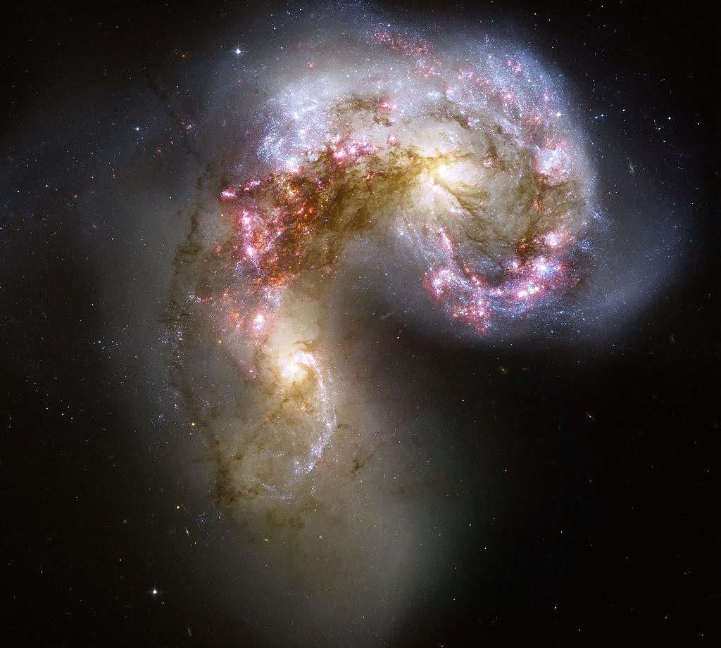 Fusões de galáxias Fusões podem ser de dois tipos, dependendo da massa das galáxias envolvidas: fusão maior e fusão menor;