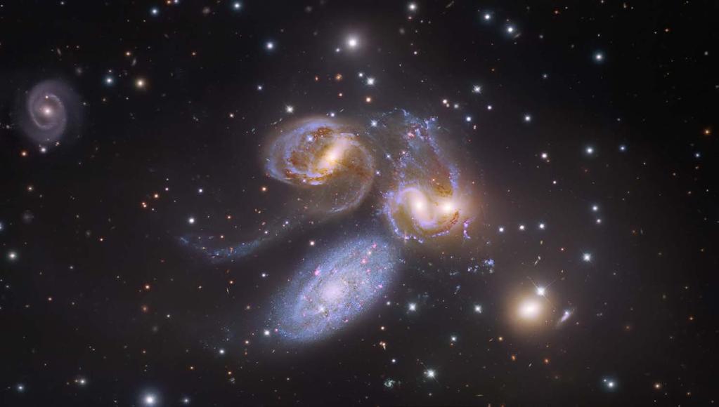 Grupo de galáxias Contém até cinquenta galáxias luminosas (luminosidade semelhante à Via- Láctea); Massas da ordem de 10 13 M sol em um diâmetro de 1Mpc ( 10 22 m); Galáxias