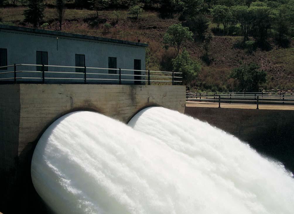 ENERGIA Magazine Energia e Águas Out / Dez 2010 Reabilitação da barragem de N gove prossegue a bom ritmo «P elo que observei, avalio positivamente os trabalhos da reabilitação da barragem, como