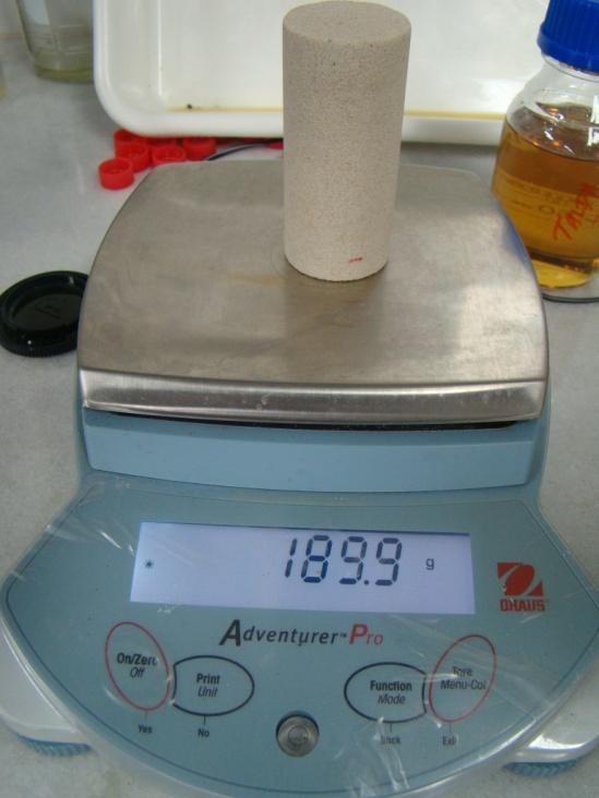 Experimento 49 3.2. Procedimento Experimental As permeabilidades foram medidas em regime permanente neste trabalho, devido a sua simplicidade de implementação do método de medição e nos cálculos.