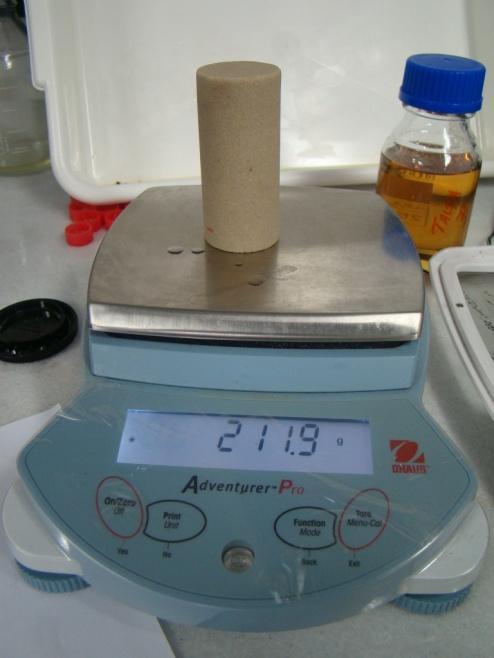 Desta forma, é possível calcular seu volume poroso levando-se em conta a massa específica da solução salina, medida no Laboratório de